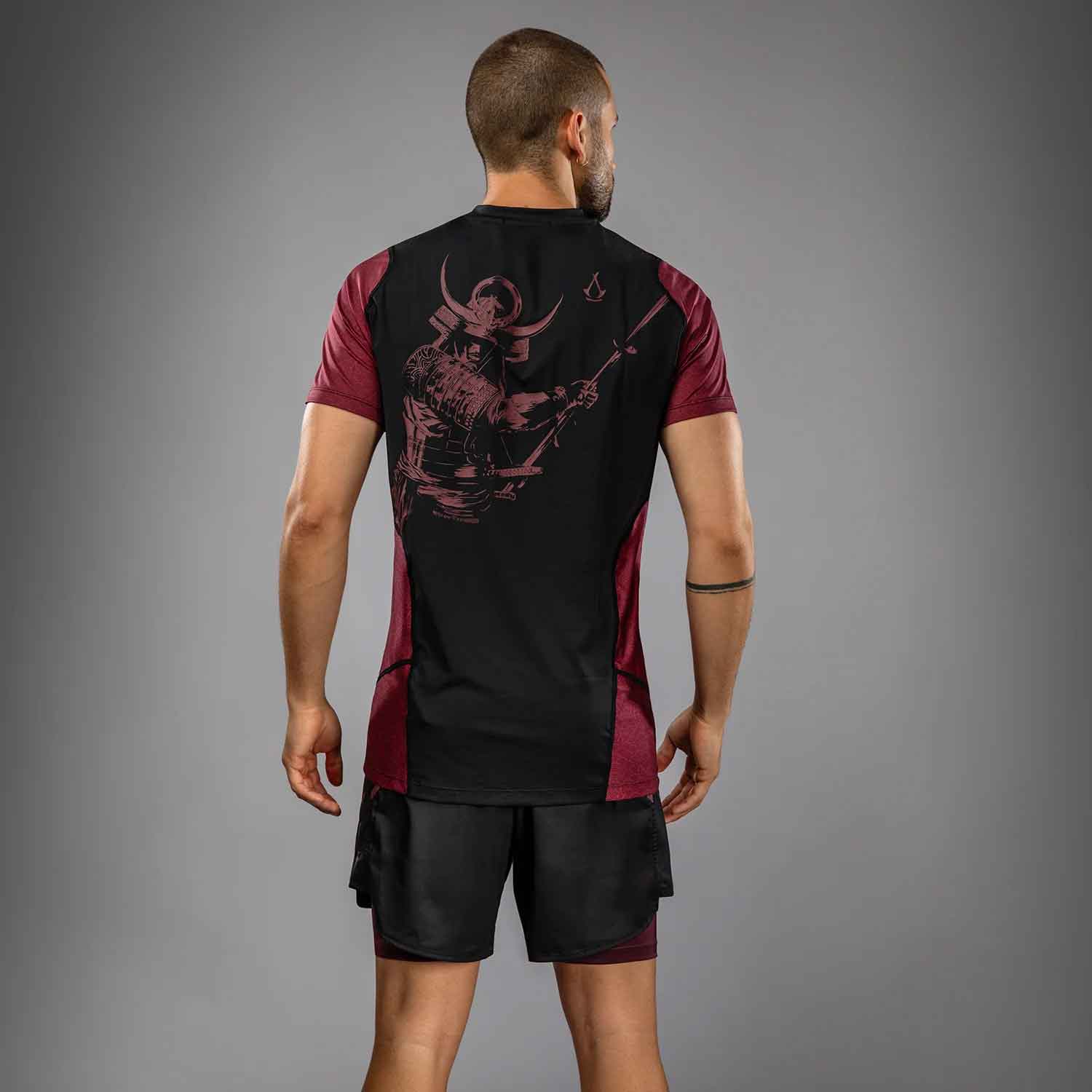 VENUM／ヴェナム　Tシャツ　　Venum x Assassin’s Creed Shadows Men’s Dry-Tech T-Shirt／ヴェナム×アサシンクリード シャドウズ メンズ ドライテックTシャツ（黒／バーガンディ）