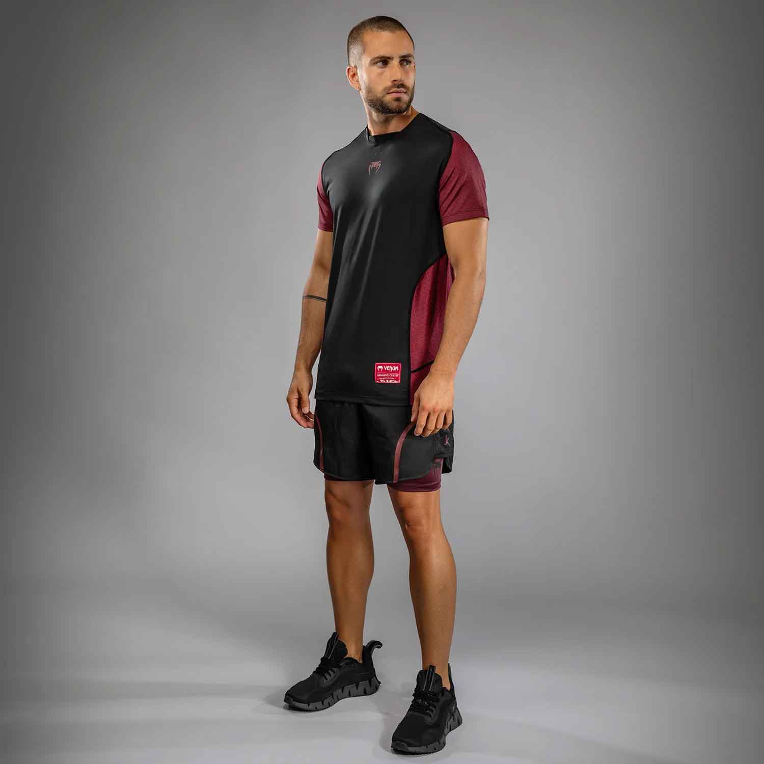 VENUM／ヴェナム　Tシャツ　　Venum x Assassin’s Creed Shadows Men’s Dry-Tech T-Shirt／ヴェナム×アサシンクリード シャドウズ メンズ ドライテックTシャツ（黒／バーガンディ）