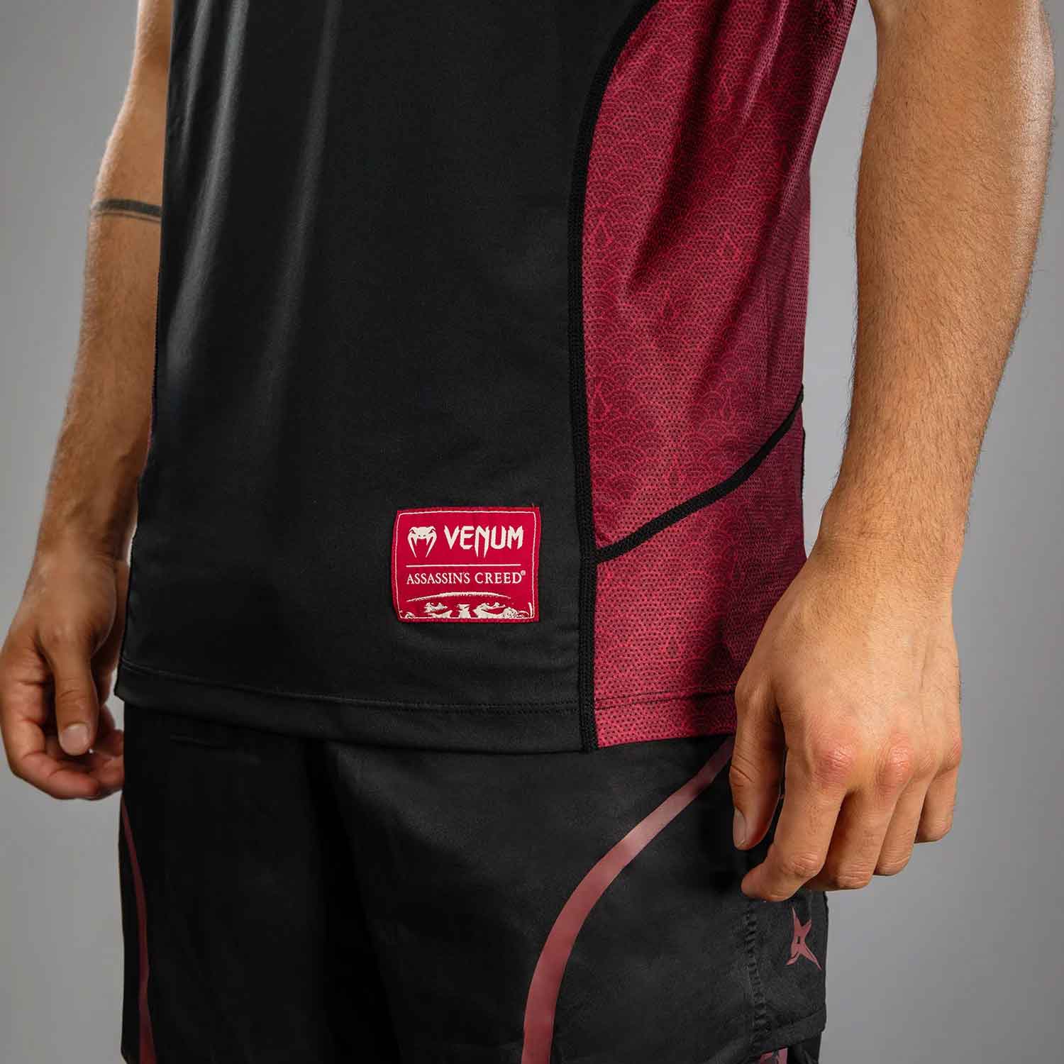 VENUM／ヴェナム　Tシャツ　　Venum x Assassin’s Creed Shadows Men’s Dry-Tech T-Shirt／ヴェナム×アサシンクリード シャドウズ メンズ ドライテックTシャツ（黒／バーガンディ）