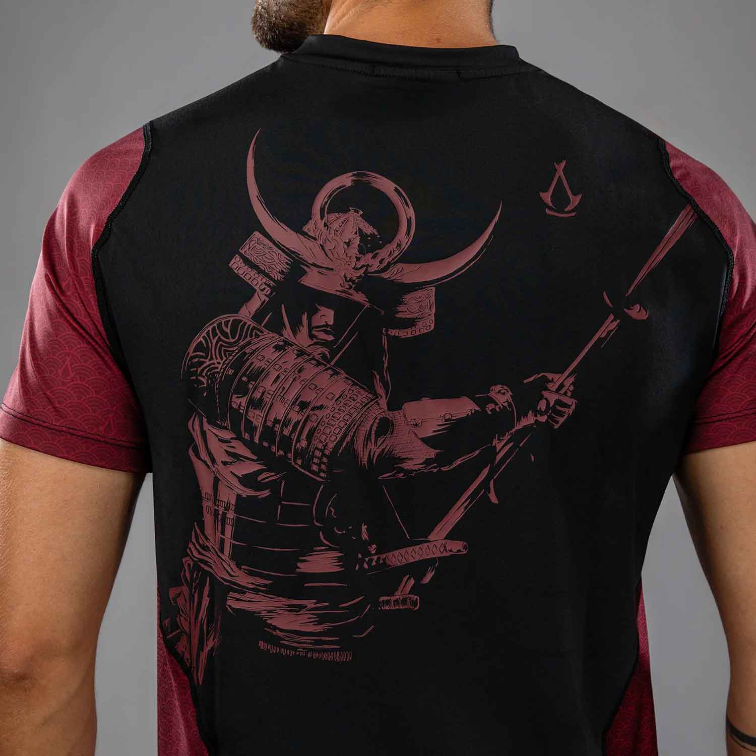 VENUM／ヴェナム　Tシャツ　　Venum x Assassin’s Creed Shadows Men’s Dry-Tech T-Shirt／ヴェナム×アサシンクリード シャドウズ メンズ ドライテックTシャツ（黒／バーガンディ）