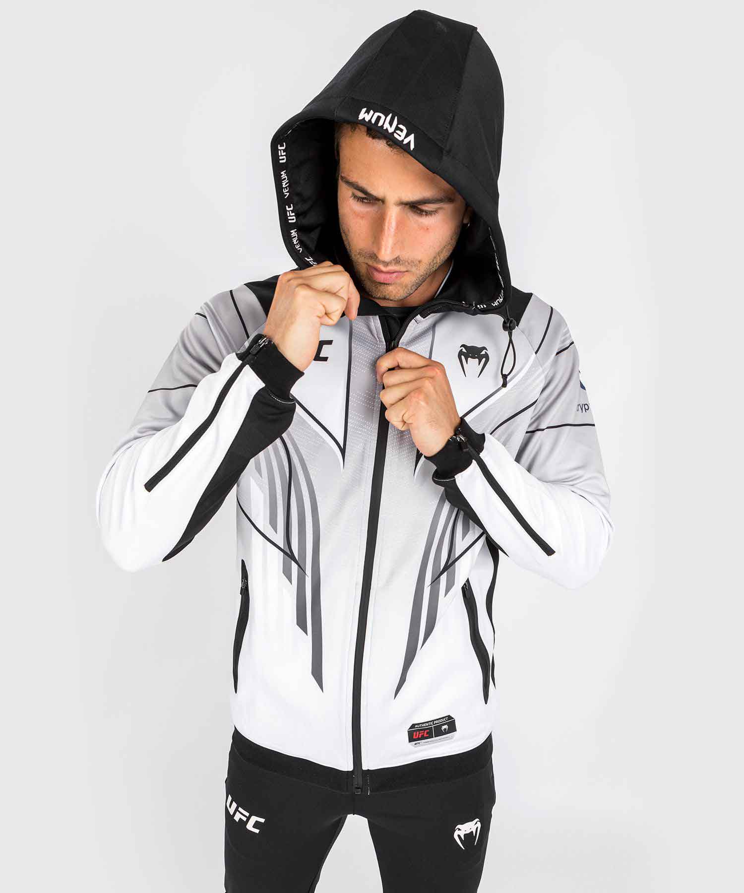 VENUM／ヴェナム　パーカー（フーディー）　　UFC VENUM AUTHENTIC FIGHT NIGHT 2.0 MEN'S WALKOUT HOODIE WHITE／UFC×VENUM オーセンティック ファイトナイト 2.0 メンズ ウォークアウト フーディ（白）