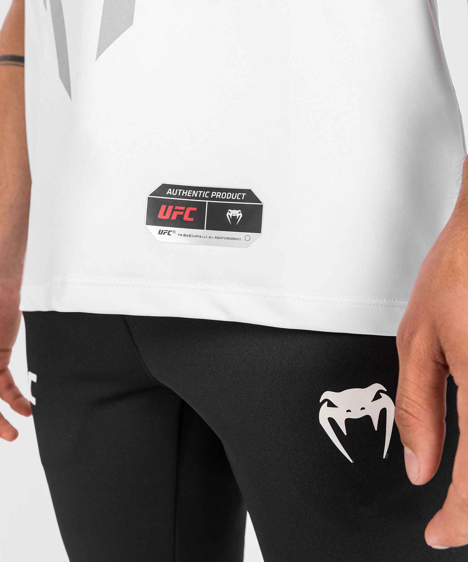 VENUM／ヴェナム　ジャージ（ユニフォーム）　　UFC VENUM AUTHENTIC FIGHT NIGHT 2.0 MEN'S WALKOUT JERSEY WHITE／UFC×VENUM オーセンティック ファイトナイト 2.0 メンズ ウォークアウト ジャージ（白）