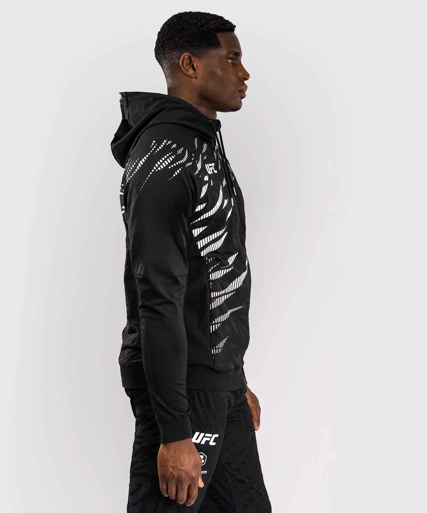 VENUM／ヴェナム　パーカー（フーディー）　　UFC Fusion by Venum Authentic Fight Night Men’s Walkout Hoodie／UFC フュージョン by ヴェナム オーセンティック ファイトナイト メンズ ウォークアウト フーディー（黒）