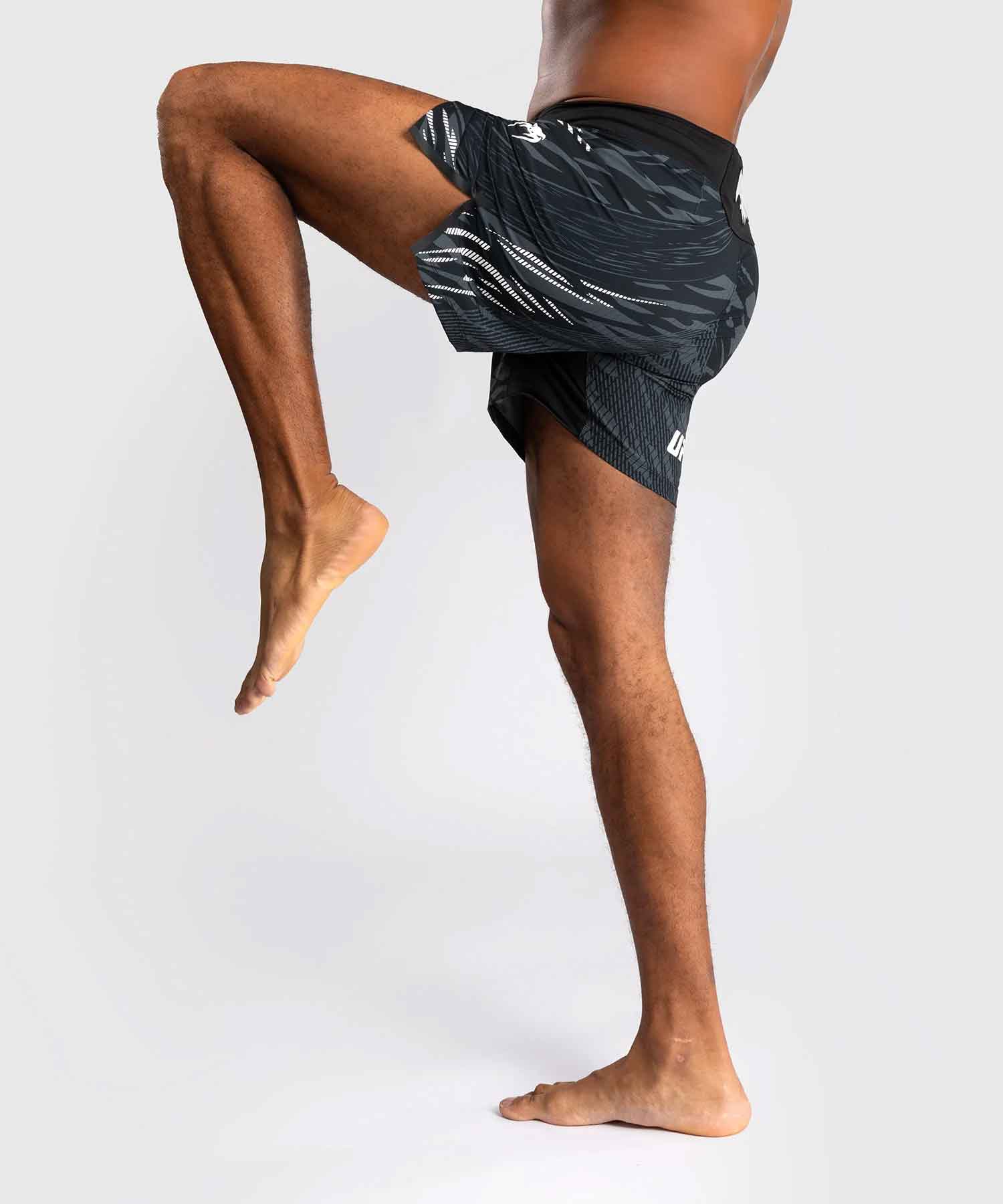 VENUM／ヴェナム　ファイトショーツ　　UFC Fusion by Venum Authentic Fight Night Men’s Fight Short Short Fit／UFC フュージョン by ヴェナム オーセンティック ファイトナイト メンズ ファイトショーツ ショートフィット（黒）