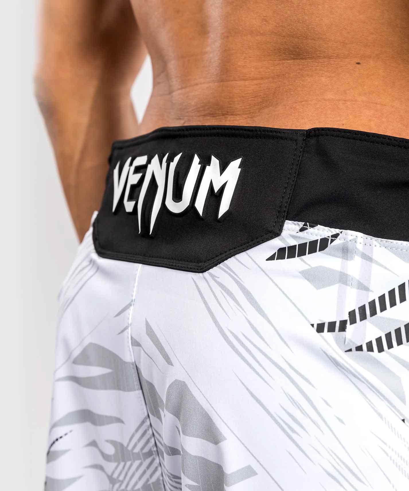 VENUM／ヴェナム　ファイトショーツ　　UFC Fusion by Venum Authentic Fight Night Men’s Fight Short Short Fit／UFC フュージョン by ヴェナム オーセンティック ファイトナイト メンズ ファイトショーツ ショートフィット（白）
