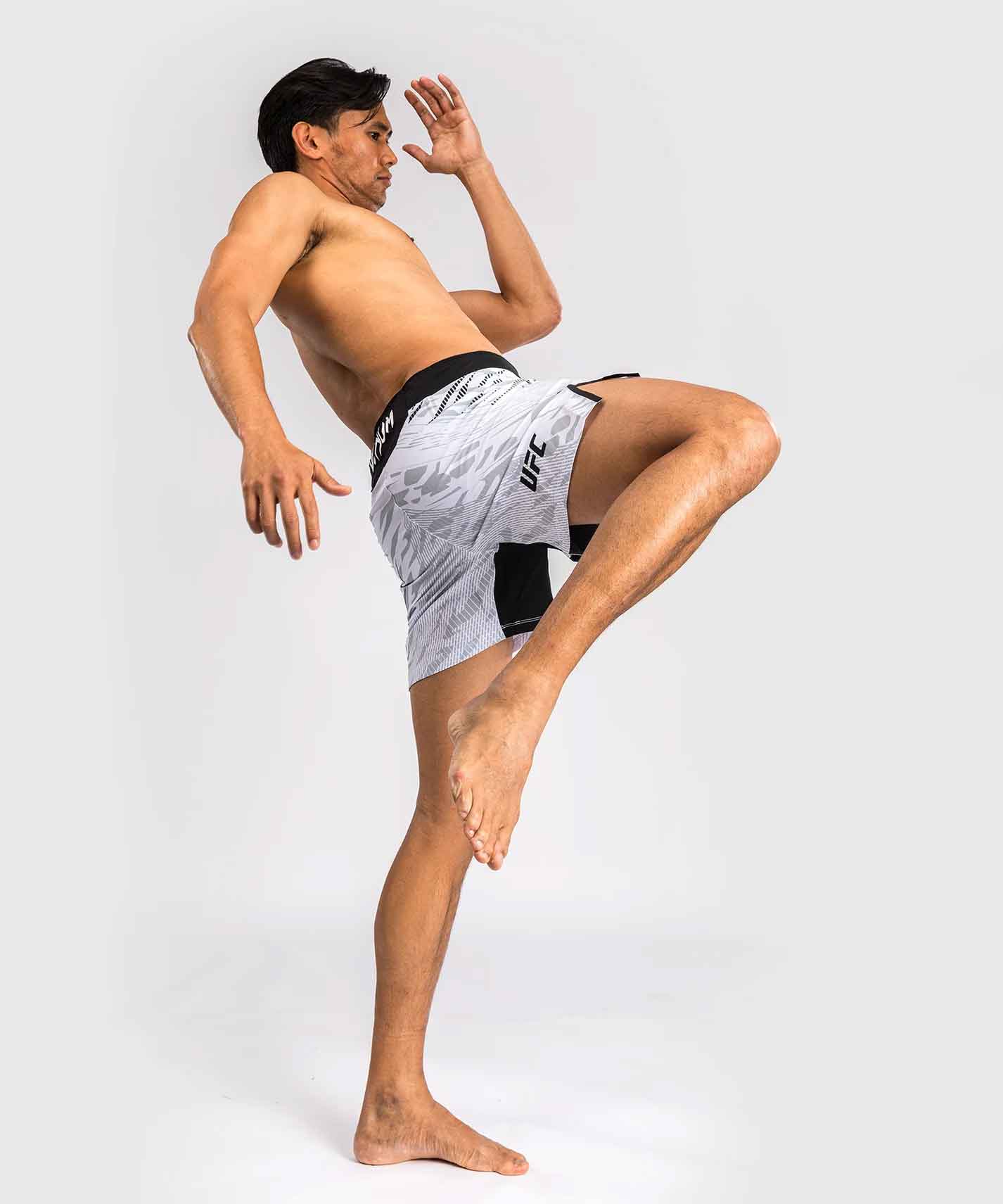 VENUM／ヴェナム　ファイトショーツ　　UFC Fusion by Venum Authentic Fight Night Men’s Fight Short Short Fit／UFC フュージョン by ヴェナム オーセンティック ファイトナイト メンズ ファイトショーツ ショートフィット（白）