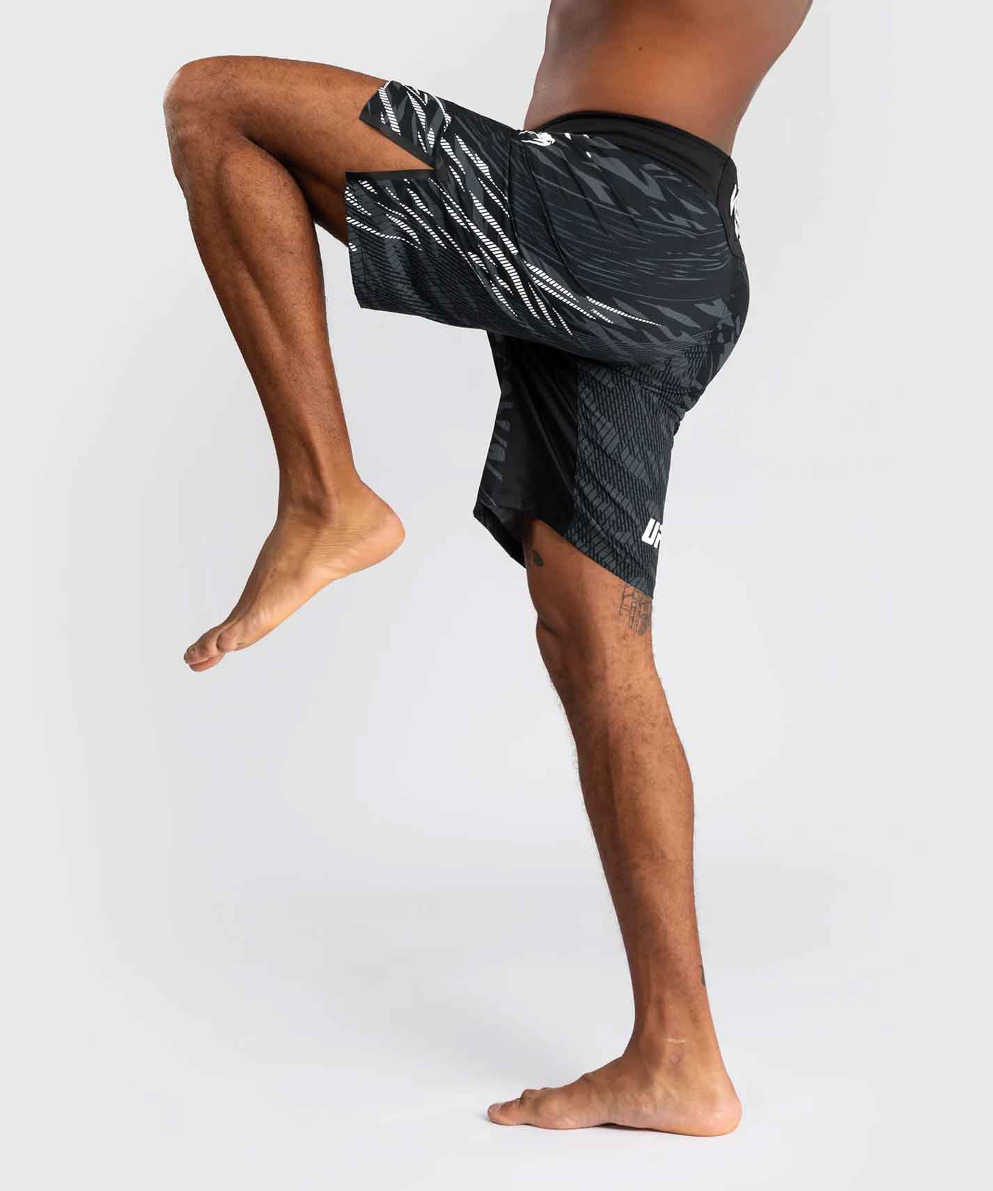 VENUM／ヴェナム　ファイトショーツ　　UFC Fusion by Venum Authentic Fight Night Men’s Fight Short Long Fit／UFC フュージョン by ヴェナム オーセンティック ファイトナイト メンズ ファイトショーツ ロングフィット（黒）