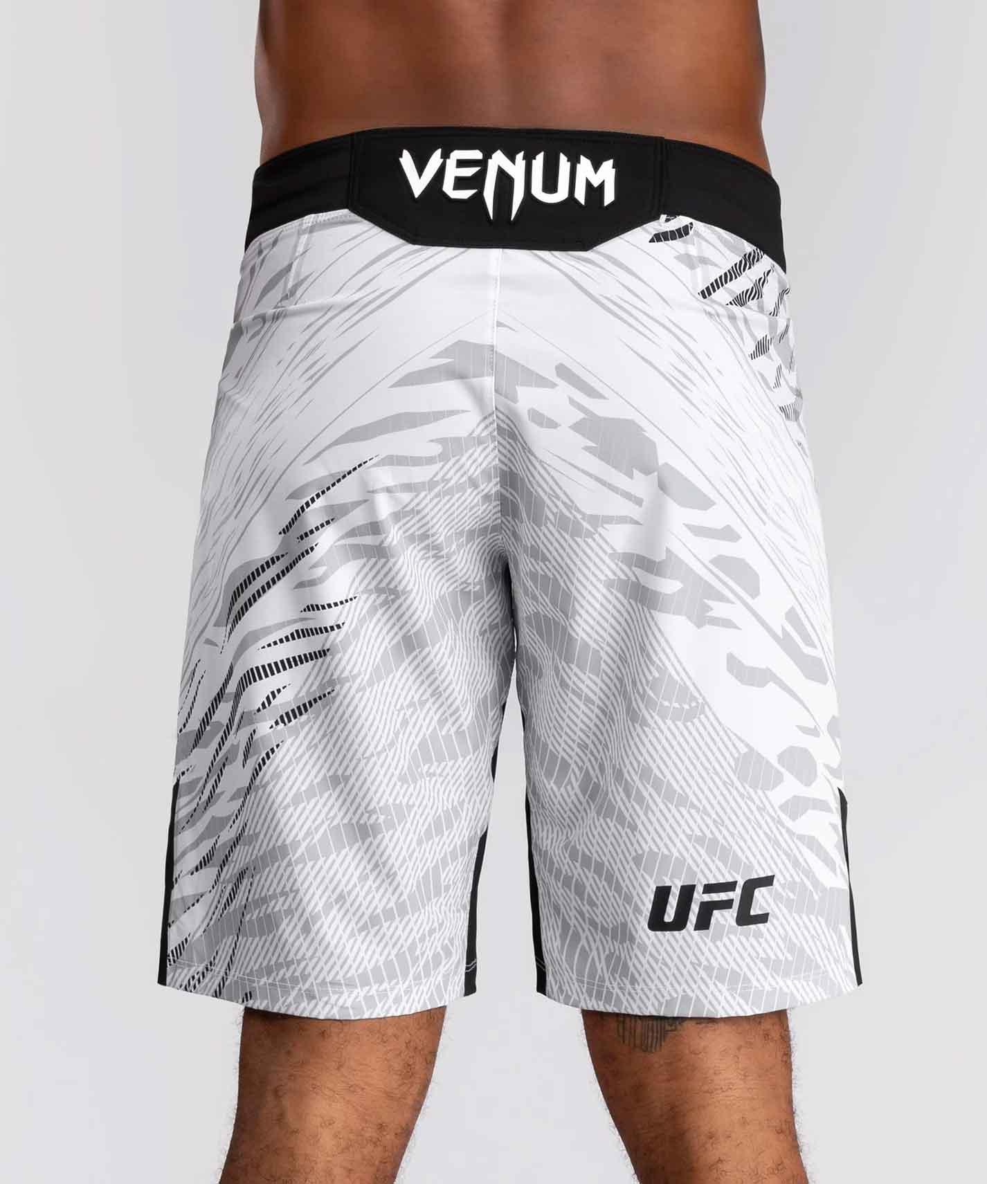 VENUM／ヴェナム　ファイトショーツ　　UFC Fusion by Venum Authentic Fight Night Men’s Fight Short Long Fit／UFC フュージョン by ヴェナム オーセンティック ファイトナイト メンズ ファイトショーツ ロングフィット（白）