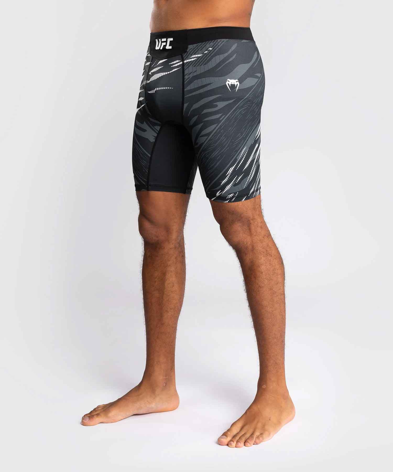 VENUM／ヴェナム　コンプレッション・バーリトゥードショーツ　　UFC Fusion by Venum Authentic Fight Night Men’s Vale Tudo Short／UFC フュージョン by ヴェナム オーセンティック ファイトナイト メンズ バーリトゥードショーツ（黒）