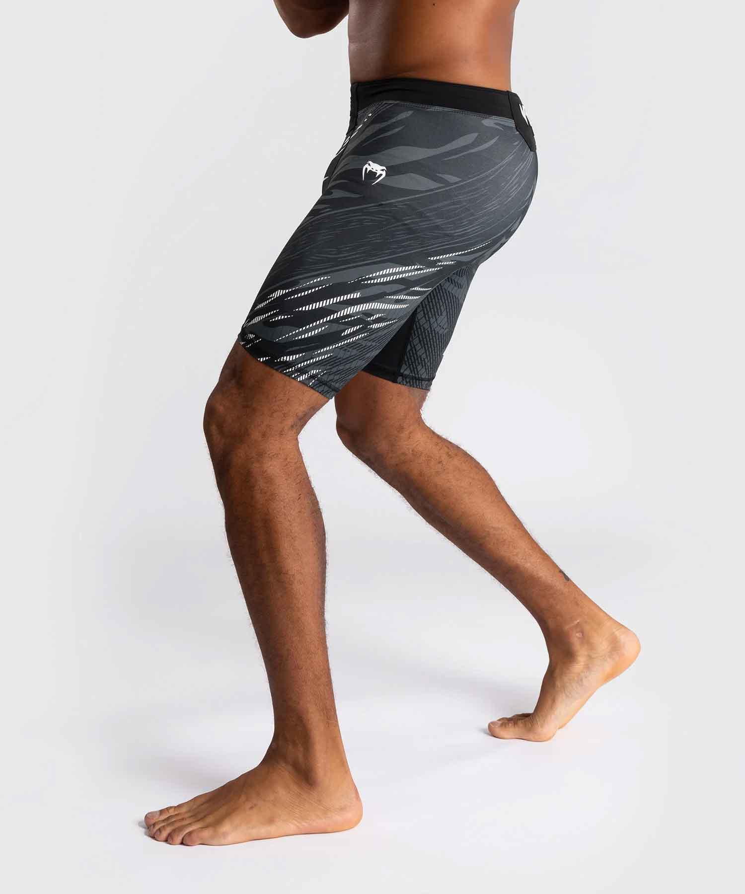 VENUM／ヴェナム　コンプレッション・バーリトゥードショーツ　　UFC Fusion by Venum Authentic Fight Night Men’s Vale Tudo Short／UFC フュージョン by ヴェナム オーセンティック ファイトナイト メンズ バーリトゥードショーツ（黒）