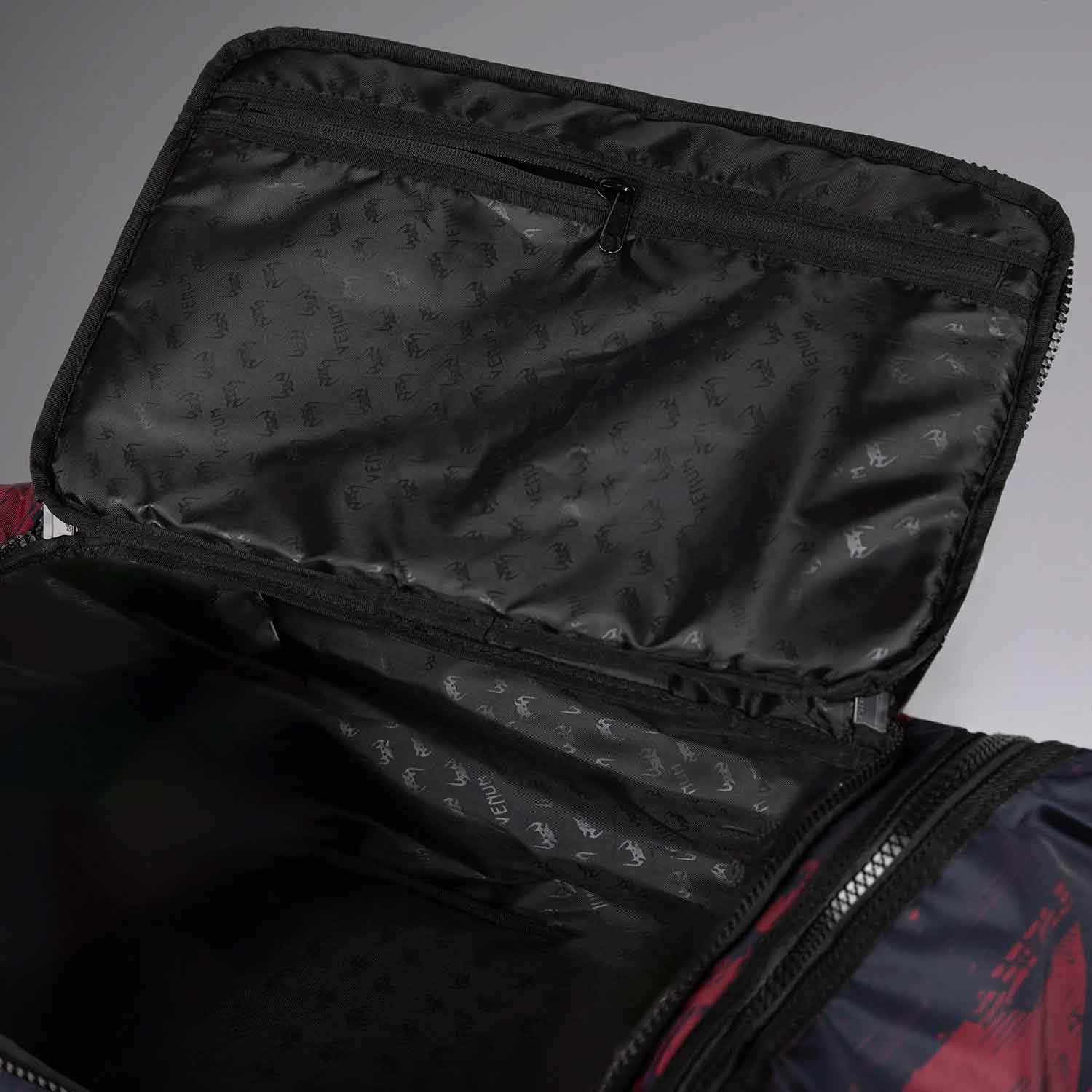 VENUM／ヴェナム　バッグ・バックパック　　UFC Zenith by Venum Authentic Fight Week Unisex Gear Bag／UFC ゼニス by Venum オーセンティック ファイトウィーク ユニセックス ギアー バッグ（バーガンディ）