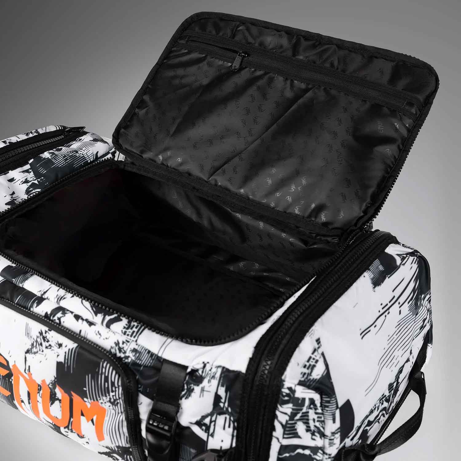 VENUM／ヴェナム　バッグ・バックパック　　UFC Zenith by Venum Authentic Fight Week Unisex Gear Bag／UFC ゼニス by Venum オーセンティック ファイトウィーク ユニセックス ギアー バッグ（白）