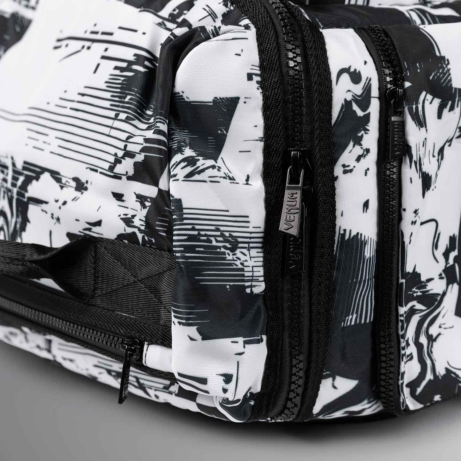 VENUM／ヴェナム　バッグ・バックパック　　UFC Zenith by Venum Authentic Fight Week Unisex Gear Bag／UFC ゼニス by Venum オーセンティック ファイトウィーク ユニセックス ギアー バッグ（白）