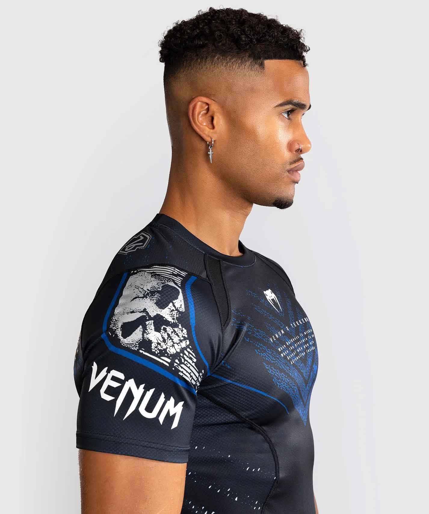 VENUM／ヴェナム　ラッシュガード　　Venum x TEKKEN 8 Paul Phoenix Rashguard／ヴェナム × 鉄拳8 ポール・フェニックス ラッシュガード