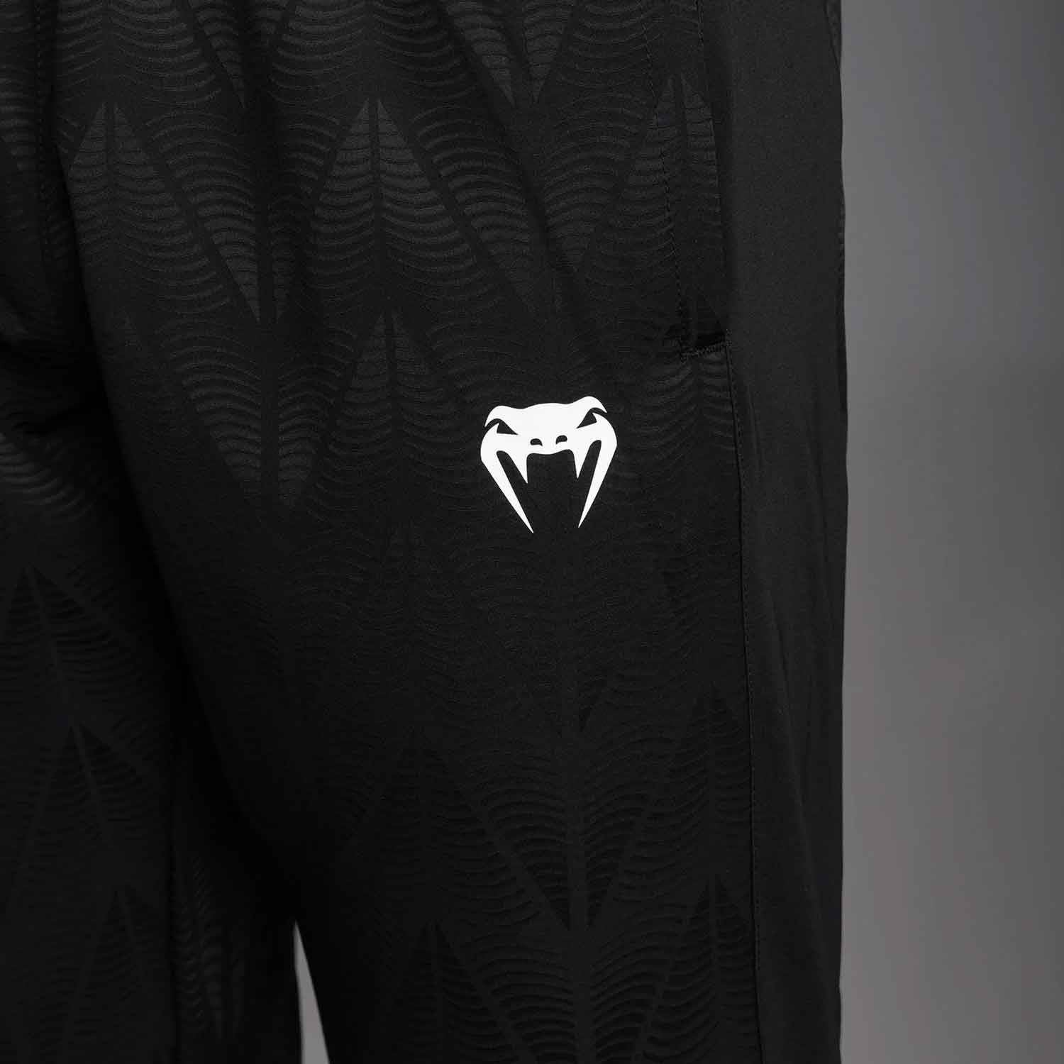 VENUM／ヴェナム　ジョギングス（スウェットパンツ・ジョガー）　　UFC Zenith by Venum Authentic Fight Night Men's Black Walkout Pant／UFC ゼニス by Venum オーセンティック ファイトナイト メンズ ブラック ウォークアウト パンツ