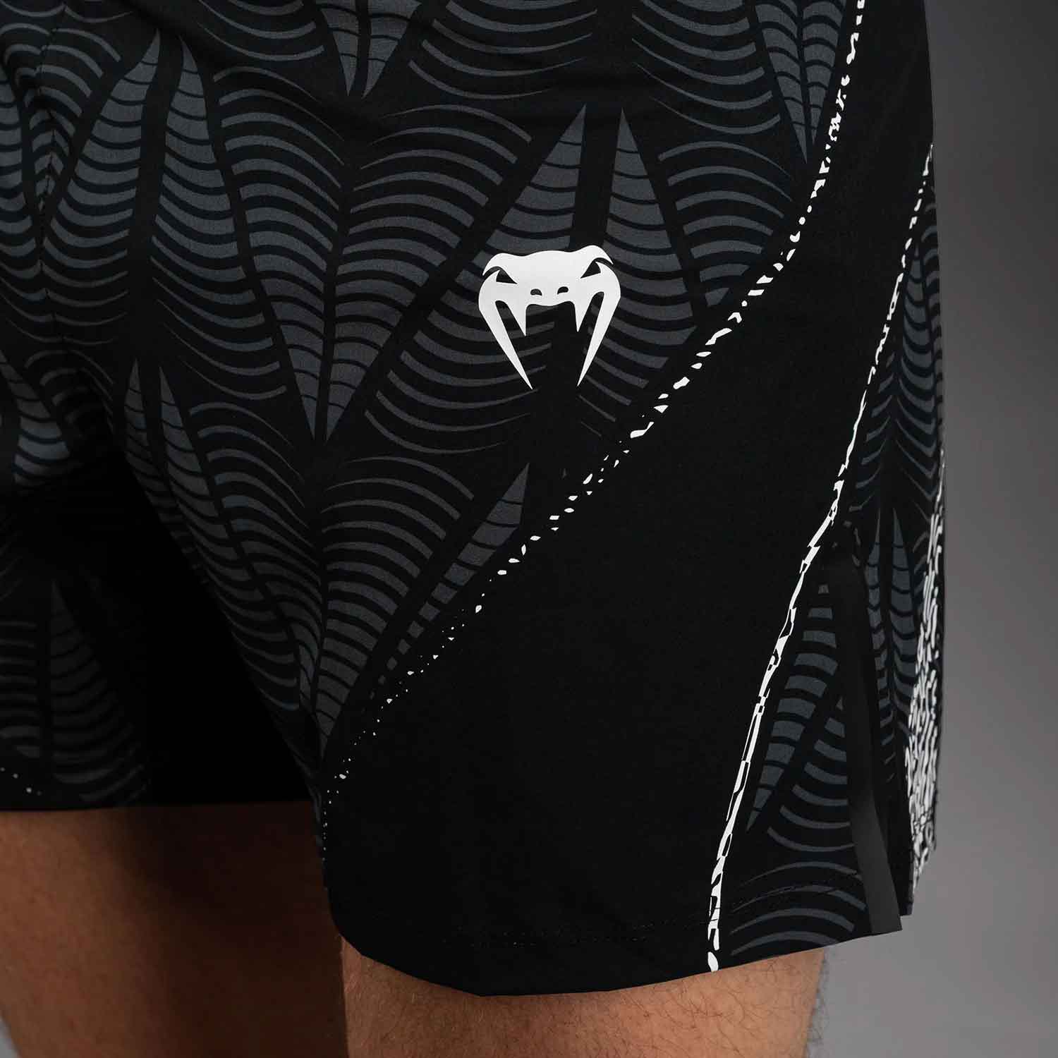 VENUM／ヴェナム　ファイトショーツ　　UFC Zenith by Venum Authentic Fight Night Men's Black Short Fit Short／UFC ゼニス by Venum オーセンティック ファイトナイト メンズ ブラック ファイトショーツ ショートフィット