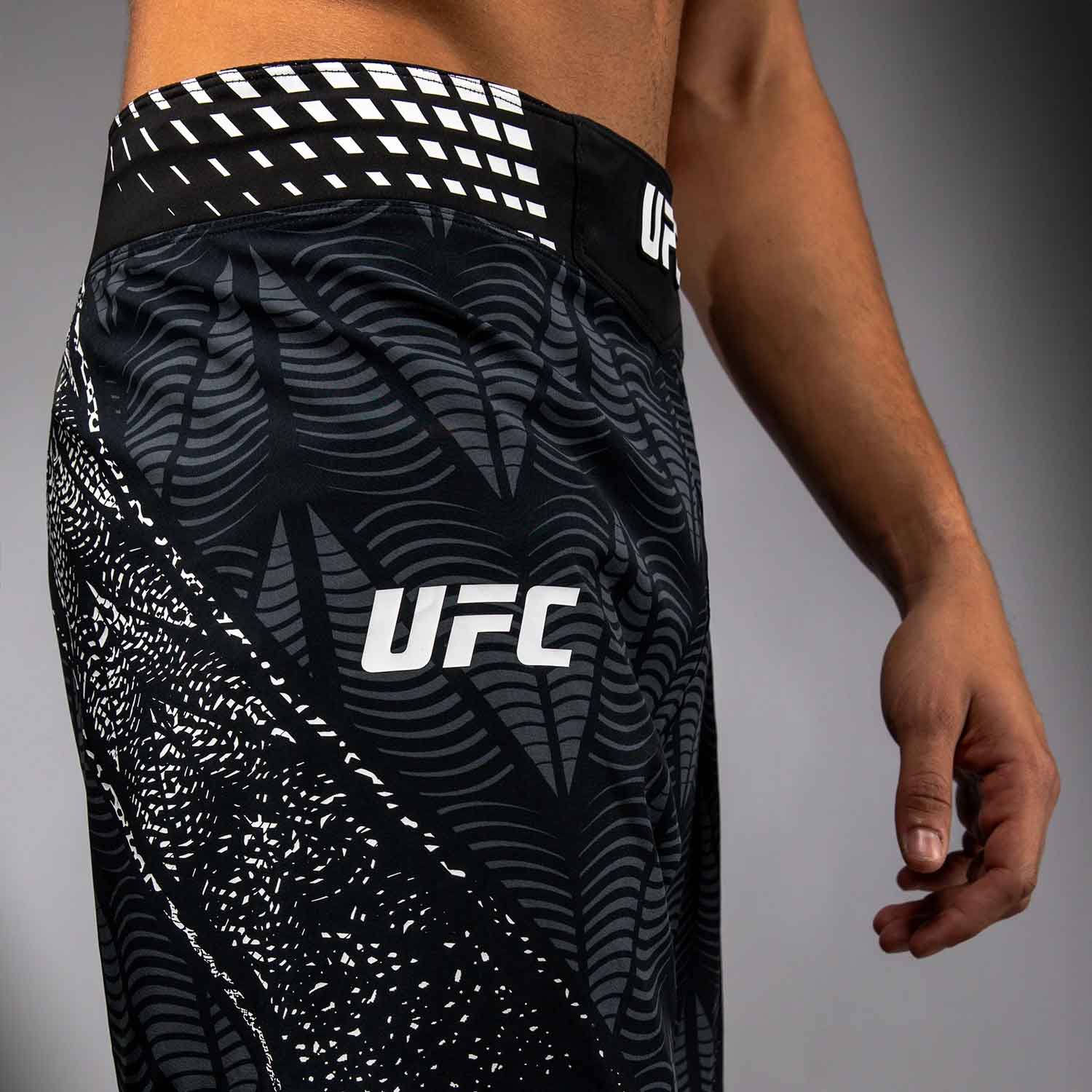 VENUM／ヴェナム　ファイトショーツ　　UFC Zenith by Venum Authentic Fight Night Men's Black Long Fit Short／UFC ゼニス by Venum オーセンティック ファイトナイト メンズ ブラック ロングフィット ファイトショーツ