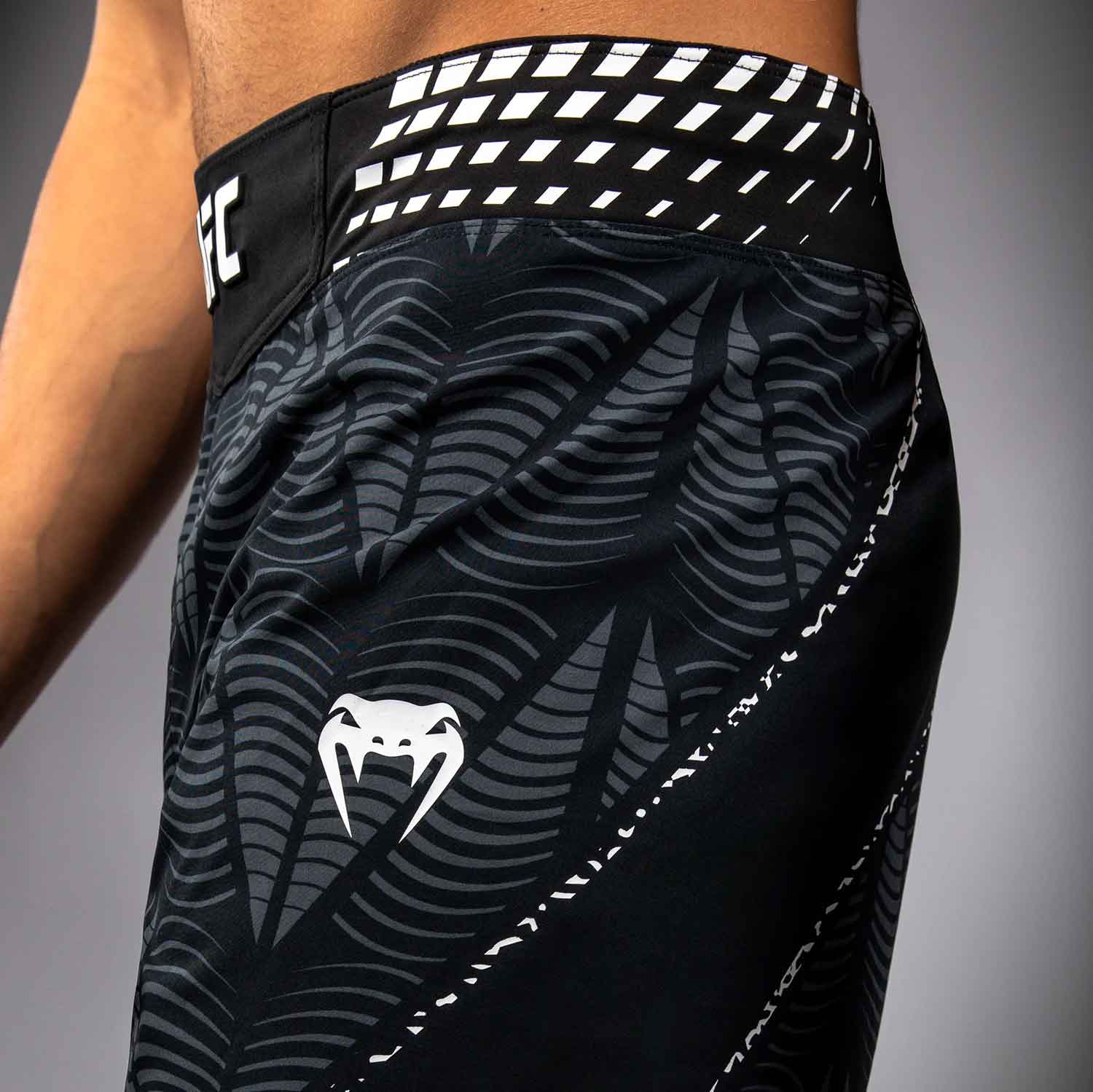 VENUM／ヴェナム　ファイトショーツ　　UFC Zenith by Venum Authentic Fight Night Men's Black Long Fit Short／UFC ゼニス by Venum オーセンティック ファイトナイト メンズ ブラック ロングフィット ファイトショーツ