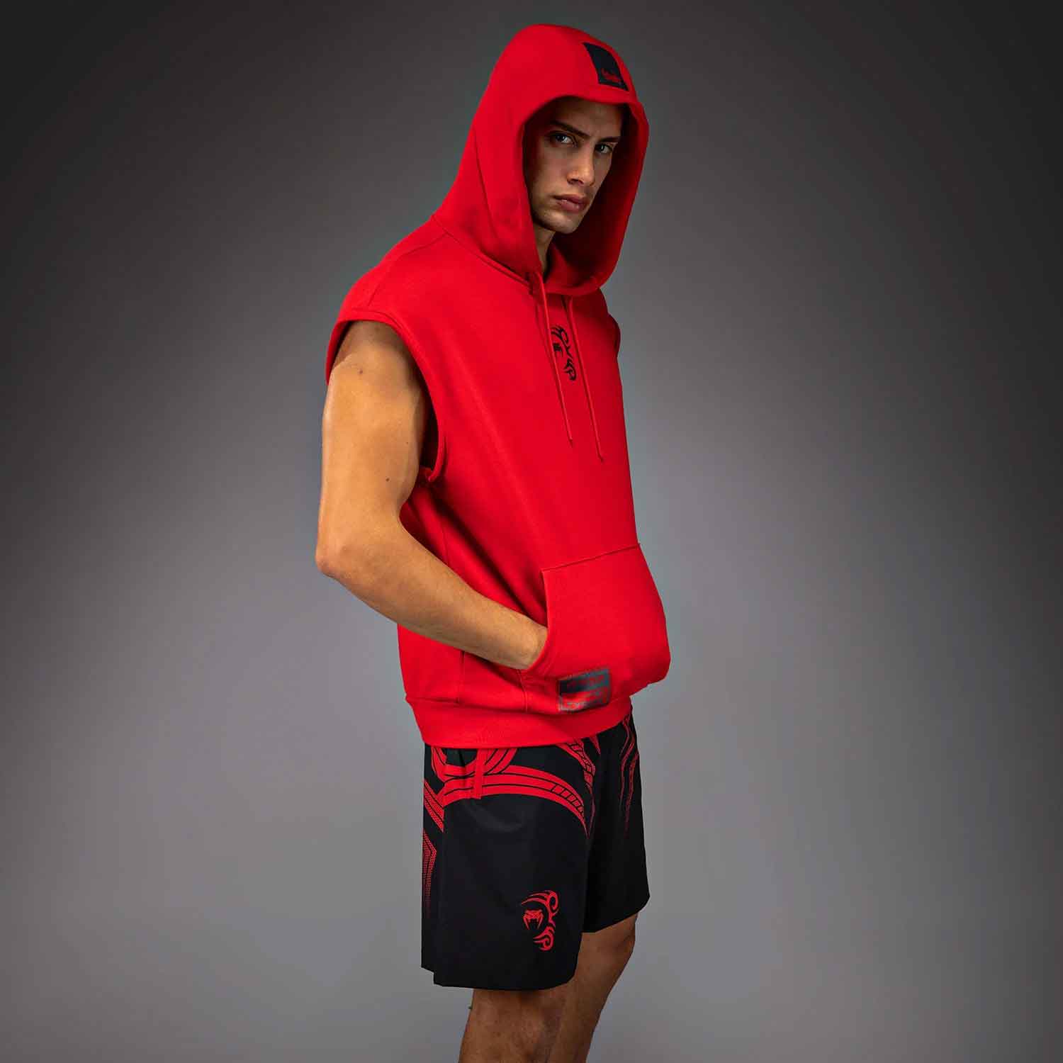VENUM／ヴェナム　パーカー（フーディー）　　Venum x Mike Tyson Tiger Sleeveless Hoodie／ヴェナム×マイク・タイソン タイガー スリーブレス フーディ（パーカー）レッド