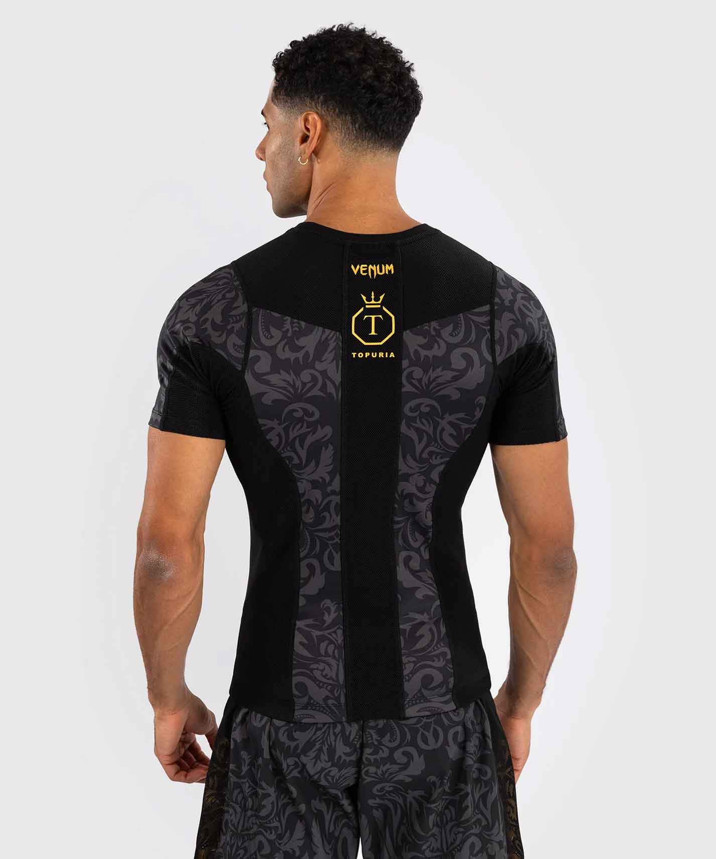 VENUM／ヴェナム　ラッシュガード　　Venum x Ilia Topuria Unmatched Short Sleeve Rashguard／ヴェナム × イリア・トプリア アンマッチド ショートスリーブ ラッシュガード