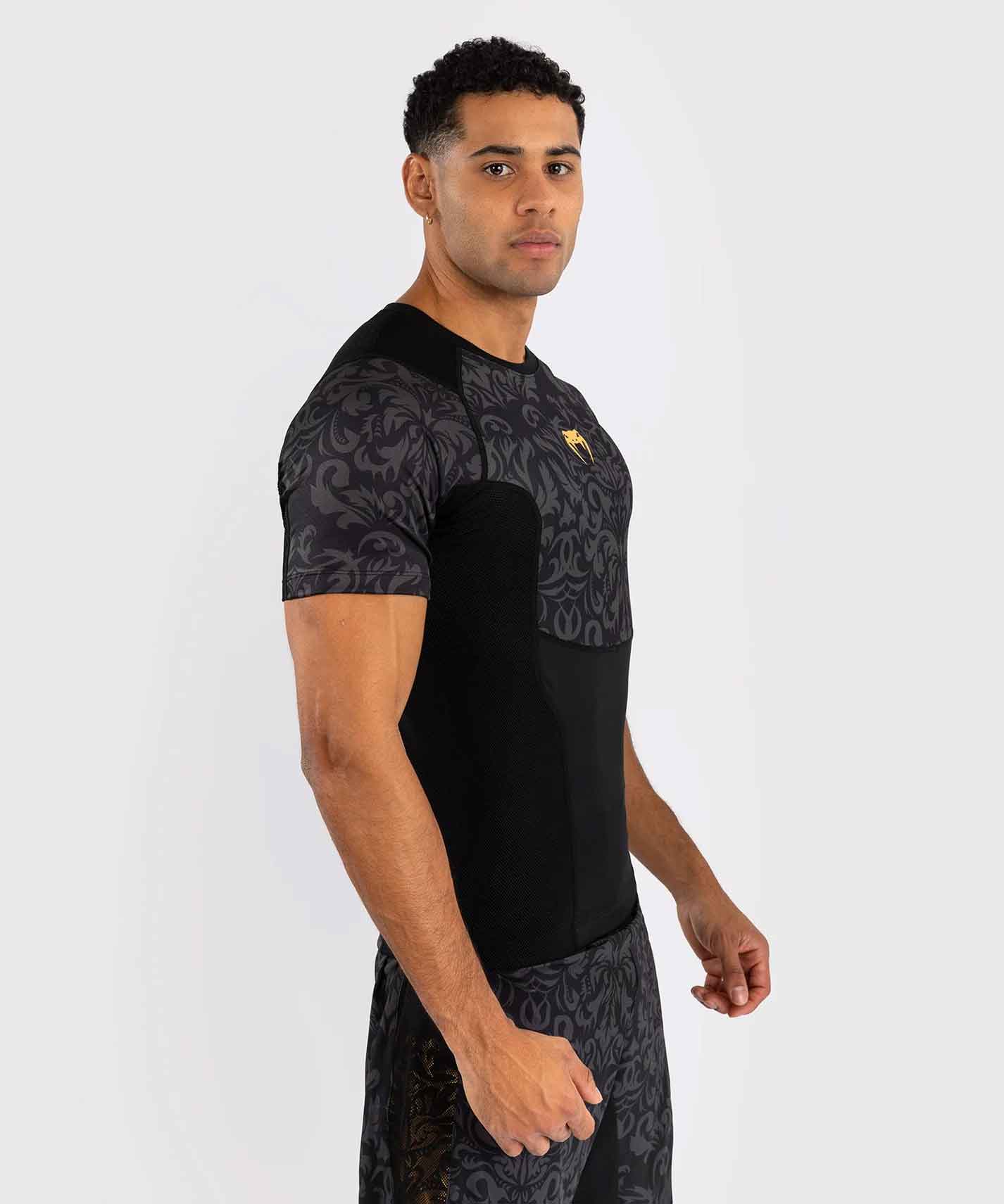 VENUM／ヴェナム　ラッシュガード　　Venum x Ilia Topuria Unmatched Short Sleeve Rashguard／ヴェナム × イリア・トプリア アンマッチド ショートスリーブ ラッシュガード